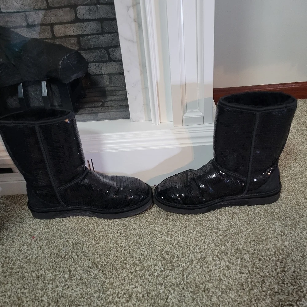UGG stylish black